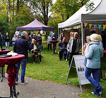 Besucherinnen und Besucher auf der Feier